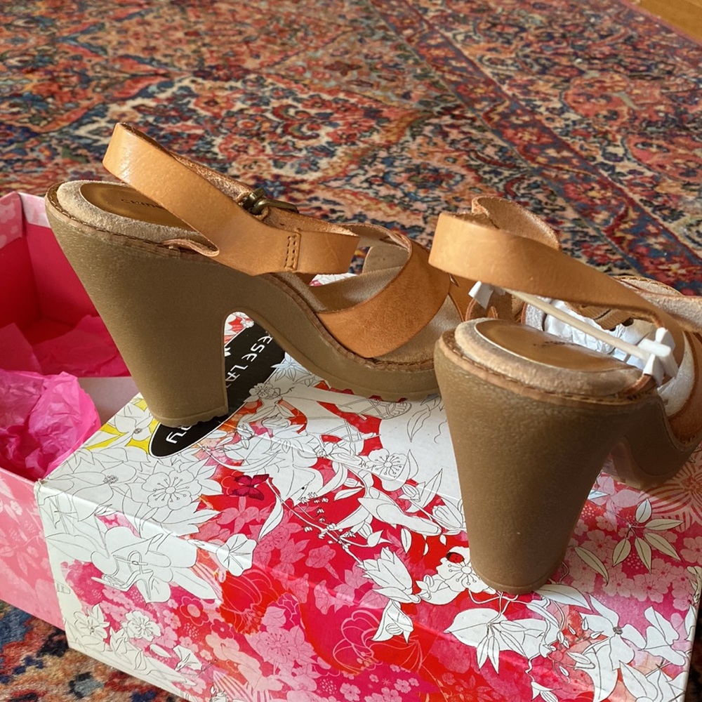 Chinese Laundry Massive Tan Veg Leather Sandals - Picture 5 of 6